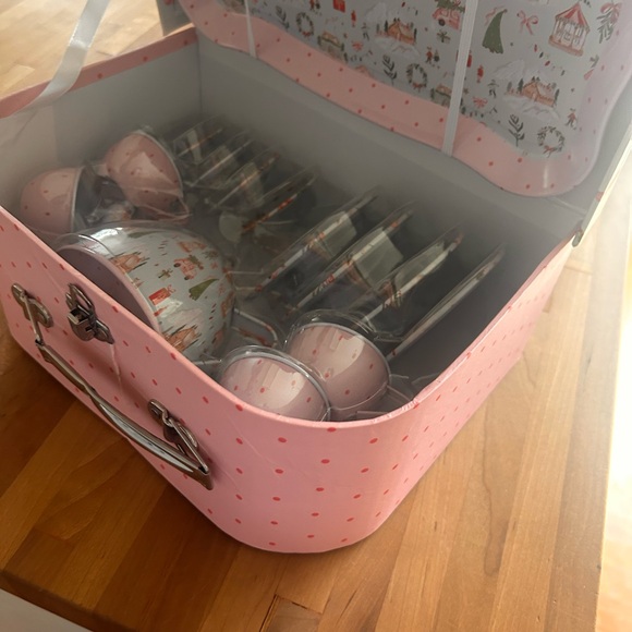ADORABLE tin play Christmas tea set with tray! NWOT - Picture 4 of 6